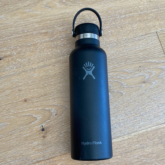 21oz BLACK HYDROFLASK WATER BOTLE - Picture 1 of 6